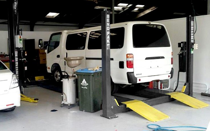 BendPak HDS-14X Four-Post Car Lift (5175173) 14,000-lb. Capacity / Four-Post Lift / Extended / Limo Style